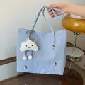 Lichtblauwe draagtas met metalen vlinders en een pluche wolkbedel als accessoire - Blauw met Hanger
