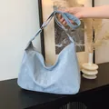 Minimalistische lichtblauwe hobo-tas met wolkenstructuur en verstelbare schouderriem - Blauw Zonder Bedeltje