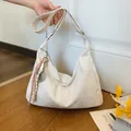 Minimalistische witte kunstlederen draagtas met brede riem en geweven hanger - Crème Wit met Hanger