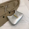 Zilveren hobo schoudertas met gouden ketting en modern halve maan ontwerp - Zilver
