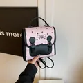 Rosa Mini-Rucksack mit schwarzem Schleifenmuster und silberner Metallschnalle Detail - Schleifendruck ohne Anhänger