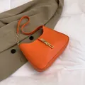 Minimalistische oranje lederen hobo-tas met gouden gesp en ketting schouderriem - Oranje