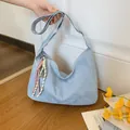 Minimalistische lichtblauwe hobo-tas met geweven hanger en verstelbare schouderband - Blauw met hanger