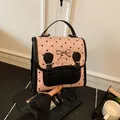 Rosa-schwarzer Mini-Rucksack mit Herzmuster, Metallschleife und Rüschendesign - Herzprint ohne Anhänger