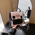 Rosa-schwarzer Rucksack mit Metallschleife, Perlenkette und Spitzen-Details - Schleife-Muster Mit Anhänger