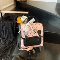 Rosa und schwarze Tasche mit Herzmuster, Schleifenanhänger und Spitzendetails - Herzmuster Mit Perlen-Spitzenanhänger