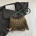 Bolso bandolera estilo western con flecos de ante verde oliva y tachuelas - Verde