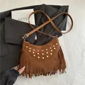 Bolso bandolera de ante marrón con remaches dorados y flecos de estilo bohemio - Marrón