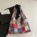 Bloemen patchwork canvas draagtas met C'est La Vie label voor dames modeaccessoires - Handtas Stijl