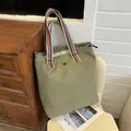 Bolso tipo cubo de lona verde oliva con asas tricolores y gran capacidad interior - Verde