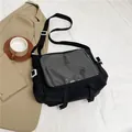 Bolso tote negro minimalista en nailon con una ventana transparente característica - Negro