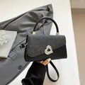Mini sac bandoulière noir chic avec rabat scintillant et boucle en forme de cœur argenté - Noir