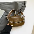 Bolso de pecho retro en cuero PU marrón oscuro con cadena decorativa plateada - Marrón