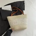 Chique geweven beige en witte strooien tas met bruine handvatten voor de vakantie - Uitgehold / Beige