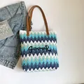 Borsa tote intrecciata a tre colori con ricamo Summer e manici in pelle marrone - Blu