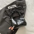 Borsa a mezzaluna nera lucida con manico a scrunchie e tracolla regolabile rimovibile - Nero