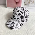 Dettaglio delle stampe festive Happy Halloween sul cappello da baseball in cotone bianco - Adulto, Regolabile / Bianco