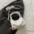 Borsa a mano cloud in pelle bianca lucida con manico scrunchie e tracolla regolabile - Bianco