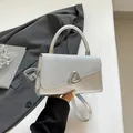 Petit sac carré argenté pailleté avec fermoir coeur et bandoulière amovible - Argenté