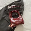 Borsa a nuvola in vernice rosso scuro con manico arricciato e tracolla - Rosso