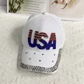 Primer plano de gorra blanca con emblema USA en diamantes de imitación y visera brillante - Talla Adulto (Ajustable) / Blanco