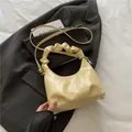 Borsa hobo giallo crema con manico arricciato e finitura in ecopelle cerata a olio - Giallo