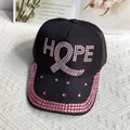 Dettaglio di strass rosa che formano la scritta HOPE e un nastro sul cappello nero - Taglia Adulto (Regolabile) / Nero