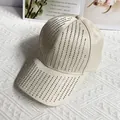 Vue détaillée d'une casquette en satin beige ornée de strass brillants style pluie d'étoiles - Taille Adulte (Réglable) / Poche zippée