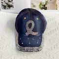 Détail d'une casquette en denim bleu avec strass argentés et motif ruban scintillant - Adulte, Réglable / Nœud de cœur