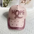 Dettaglio del cappellino rosa con scritte HOPE in strass e motivo a nastro lucido - Taglia Adulto (Regolabile) / Rosa