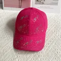 Dettaglio del cappellino rosa in cotone con lettere Love e cuori di strass scintillanti - Adulto, Regolabile / Rosa Rosso