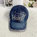 Détail d'une casquette en denim bleu avec motifs Honey en strass et bordure de visière perlée - Adulte, Réglable / Honey