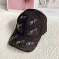Dettaglio di lettere LOVE in strass colorati scintillanti su un berretto di cotone nero - Adulto, Regolabile / Nero