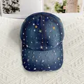 Dettaglio del cappellino da baseball in denim vintage con rivetti argentati e stelle in metallo - Adulto, Regolabile / Rivetto a Stella Blu Notte