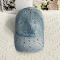 Dettaglio cappello denim azzurro con borchie a stella d'argento e visiera usurata - Adulto, Regolabile / Rivetto a Stella Azzurro
