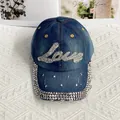 Dettaglio cappellino di jeans con scritta Love in strass e tesa glitterata brillante - Adulto, Regolabile / LOVE Blu Notte