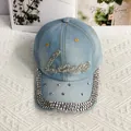 Dettaglio del motivo Love in strass e borchie di cristallo su berretto denim azzurro - Adulto, Regolabile / LOVE Azzurro