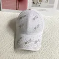 Dettaglio del cappellino bianco con scritte d'amore e cuori in strass scintillanti - Adulto, Regolabile / Bianco