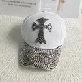 Dettaglio del cappello in cotone bianco con croce di strass e visiera scintillante - Taglia Adulto (Regolabile) / Bianco