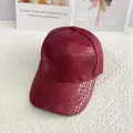 Gorra de béisbol rojo oscuro en PU con textura de cocodrilo y diseño clásico de 6 paneles - Talla Adulto (Ajustable) / Burdeos