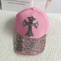 Dettaglio del cappellino rosa con croce di strass e visiera scintillante decorata - Taglia Adulto (Regolabile) / Rosa