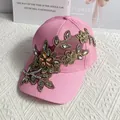 Dettaglio del cappellino rosa con ricamo dorato e strass lavorati a mano con cura - Rosa