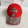Dettaglio cappello rosso con grande croce di strass e visiera decorata con cristalli - Taglia Adulto (Regolabile) / Rosso