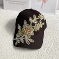 Dettaglio cappellino da baseball con ricamo floreale dorato e decorazioni in cristallo - Nero