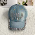 Vue détaillée d'une casquette en denim bleu clair ornée de strass brillants motif USA - Adulte Réglable / USA Letter Style / Rose bonbon