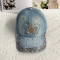 Gros plan du motif papillon en strass étincelants sur une casquette en denim bleu clair - Adulte Réglable / Modèle Papillon / Rose bonbon