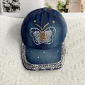 Détail de la casquette en jean avec motif papillon brillant en strass scintillants - Adulte Réglable / Modèle Papillon / Bleu clair