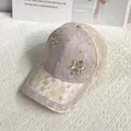 Detailansicht der lila Spitzen-Baseballkappe mit eleganten Perlen und Kristallblumen - Erwachsenengröße (Verstellbar) / Rosa