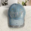 Détail des lettres LOVE en strass brillants et bordure de casquette en jean ornée de cristaux - Adulte Réglable / Style Lettre LOVE / Rose bonbon