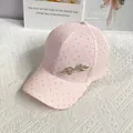 Detail einer rosa Baseballkappe mit Blattjuwelen-Ornament und funkelnden Straßsteinen - Erwachsenengröße (Verstellbar) / Rosa